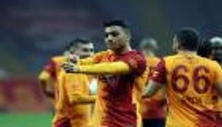 "شعار عائلي".. مصطفى محمد يفسر سر احتفالاته