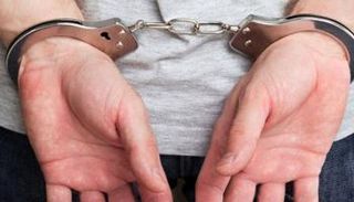 رجل تحت قبضة الشرطة - صورة تعبيرية