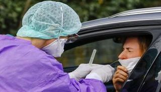 سيدة تخضع لاختبار فيروس كورونا- أرشيفية