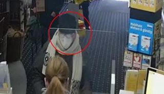 العجوز كلاوس متخفيا كما أظهرته كاميرات المراقبة