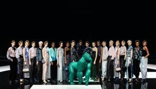 عارضات مجموعة خريف وشتاء 2021-2022 لدار أرماني