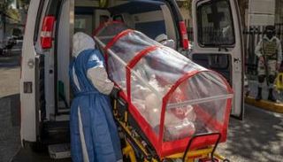 نقل أحد المتوفين بكورونا في المكسيك- أرشيفية