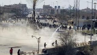 جانب من أعمال العنف التي شهدتها المظاهرات في ذي قار 