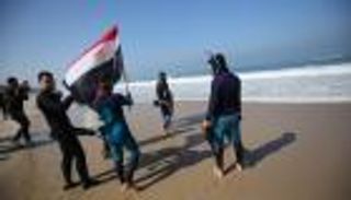 صور.. فلسطينيون في مهمة إنسانية للبحث عن صيادين مصريين غرقوا قبالة غزة