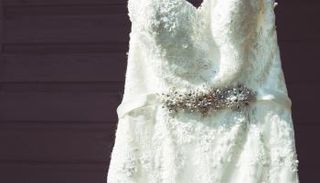 والدة العريس مصرة على ارتداء فستان زفاف في فرح نجلها