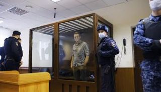 المعارض الروسي أليكسي نافالني خلال محاكمته