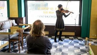 عازفة موسيقية من أوركسترا منطقة روماند السويسرية تعزف أمام متفرج واحد 