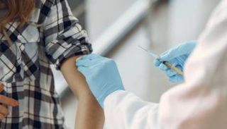 سيدة يجري تلقيحها ضد فيروس كورونا