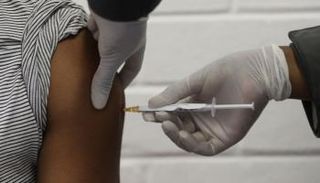 تجربة سريرية تستهدف الدمج بين لقاحي أكسفورد وسبوتنيك 