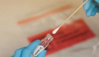 طوكيو تطالب بكين بإعفاء اليابانيين من مسحة كورونا الشرجية