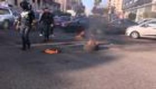 "الدولار" يشعل لبنان.. إغلاق مكاتب الصرافة وقطع الطرق