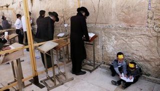 يهود يتعبدون عند حائط البراق في القدس