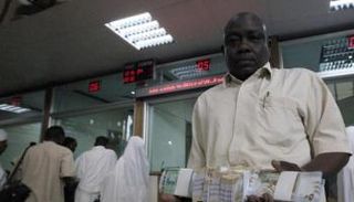  متعاملون في أحد البنوك السودانية 