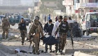 قوات من الجيش الأفغاني تحمل إحدى الضحايا- أرشيفية