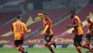 جمهور جالاتا سراي يمنح مصطفى محمد هدية جديدة