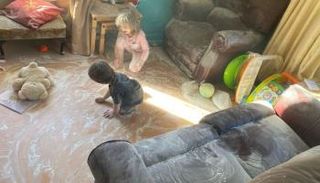 الطفلان برونوين وسورين أثناء لعبهما ببودرة التلك