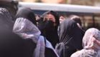 بالصور.. رضوى الشربيني تنهار في جنازة والدتها