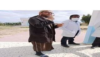 أحد المدرسين يرتدي اللباس الأفغاني بتونس