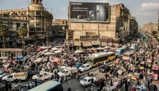 السيارات عالقة وسط الباعة المتجولين في وسط القاهرة – أ ف ب