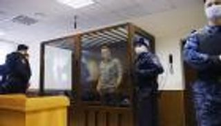 "خبز وتمارين".. أول رسالة من نافالني تكشف أوضاعه بالسجن