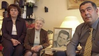 زوجة وأحفاد الشهيد الجزائري علي بومنجل - أرشيفية