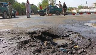 آثار انفجار عبوة ناسفة في وقت سابق بأفغانستان - أ.ف.ب