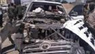 سيارة مفخخة تستهدف موكبا أمنيا في عدن.. وهؤلاء هم الناجون