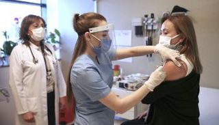 دول العالم تواصل حملات التطعيم ضد كورونا