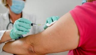 سيدة تحصل على لقاح كورونا - أرشيفية