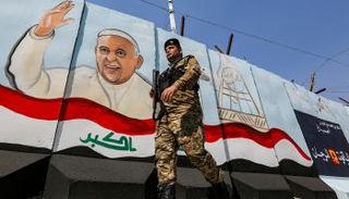 رسوم تحمل صورة بابا الفاتيكان على حواجز أمنية في بغداد