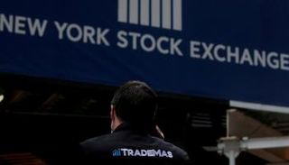 متداول يتحدث على هاتفه في وول ستريت خارج بورصة نيويورك - رويترز