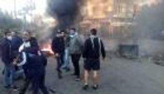 أسعار الصرف تشعل لبنان مجددا.. إغلاق طرق وعنف