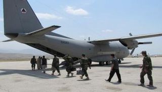 جنود أفغان يستقلون إحدى الطائرات الإيطالية المعيبة