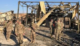 آثار القصف الصاروخي على قاعدة عين الأسد