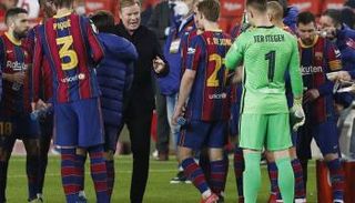 رونالد كومان خلال مباراة برشلونة وإشبيلية