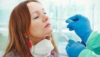 سيدة تخضع لاختبار فيروس كورونا- أرشيفية