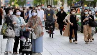 أشخاص يرتدون كمامات للوقاية من كورونا باليابان- أرشيفية