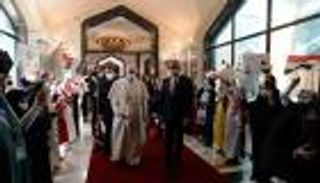الكاظمي يستقبل بابا الفاتيكان بقاعة الشرف في مطار بغداد