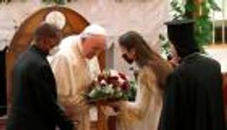 البابا فرنسيس يصلي بالعراقيين في "سيدة النجاة"