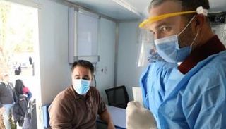 أطقم طبية في أحد مراكز فحص كورونا بليبيا