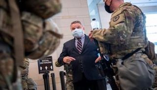 النائب كريس سميث مع جنود الحرس الوطني