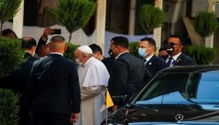 لحظة وصول بابا الفاتيكان إلى مدينة النجف