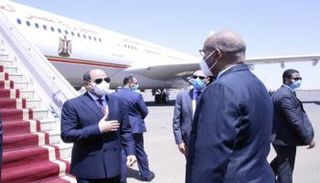 البرهان لحظة استقباله السيسي في الخرطوم