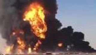 حريق هائل بمستودع وقود أفغاني على الحدود مع إيران