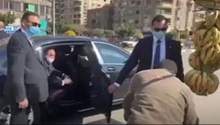 الرئيس المصري يشتري فاكهة