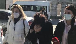 الشابة المتهمة أثناء اعتقالها
