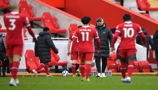 يورجن كلوب مع لاعبي ليفربول