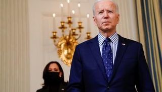 الرئيس الأمريكي جو بايدن وخلفه نائبته كامالا هاريس - رويترز