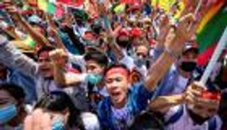 الآلاف يتظاهرون ضد انقلاب ميانمار.. وسقوط جرحى