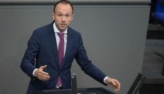 النائب عن الاتحاد المسيحي، نيكولاس لوبل "34 عاما"